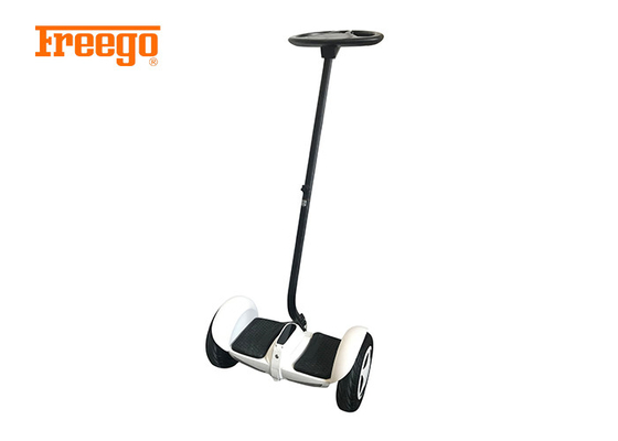L'individu à la mode équilibrant le scooter motorisé, tiennent le scooter de deux roues