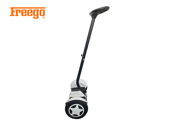 L'individu à la mode équilibrant le scooter motorisé, tiennent le scooter de deux roues