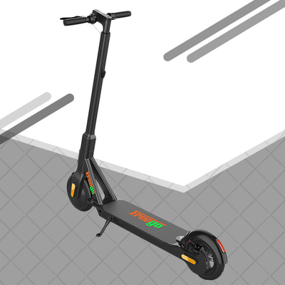 Sports en plein air à grande vitesse merveilleux partageant le scooter électrique de coup-de-pied